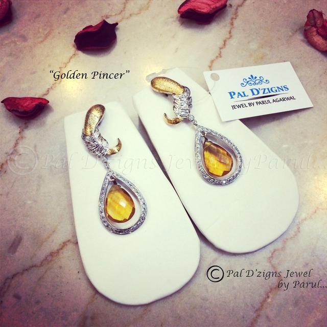 Golden pincer Earring